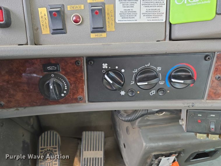 image for item ET5139 2010 Kenworth T370 bucket truck