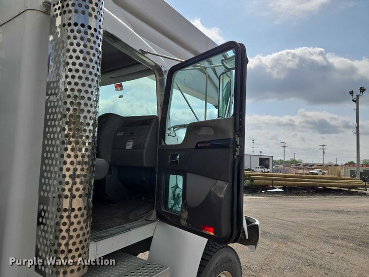 image for item ET5139 2010 Kenworth T370 bucket truck