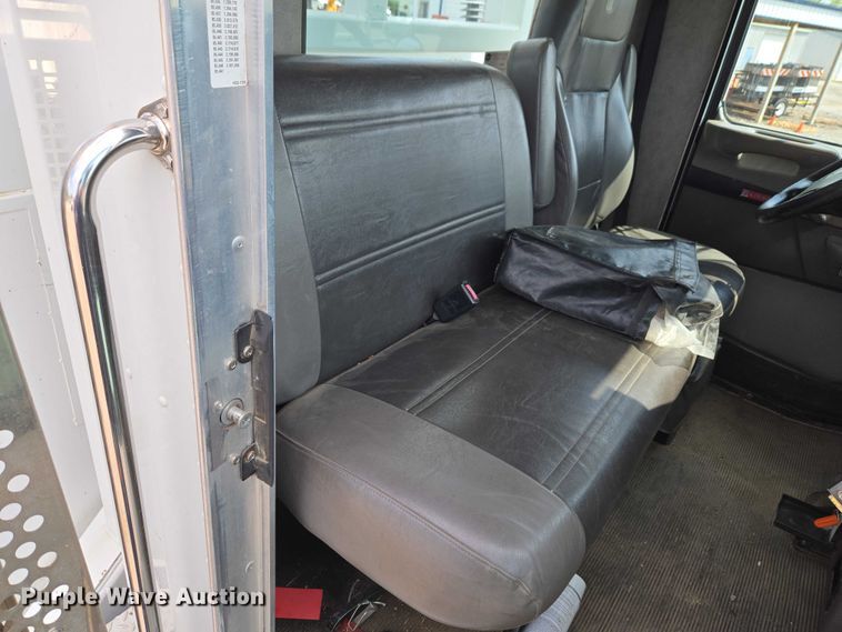 image for item ET5139 2010 Kenworth T370 bucket truck