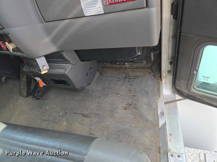 image for item ET5139 2010 Kenworth T370 bucket truck