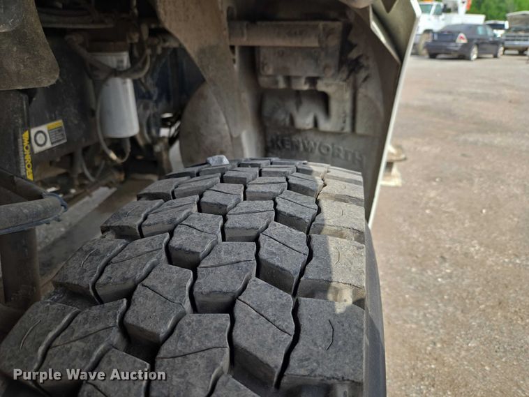 image for item ET5139 2010 Kenworth T370 bucket truck