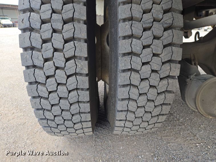 image for item ET5139 2010 Kenworth T370 bucket truck