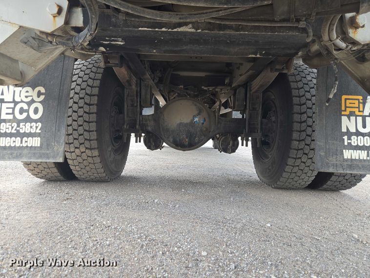 image for item ET5139 2010 Kenworth T370 bucket truck