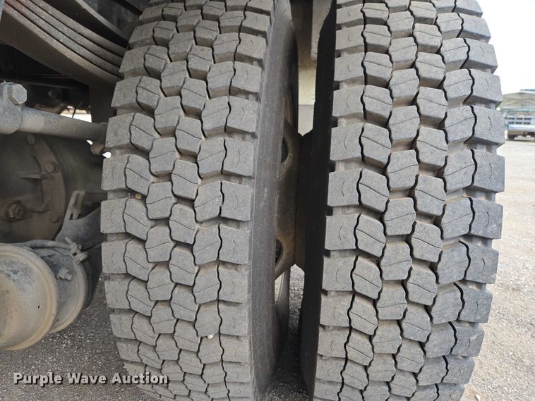 image for item ET5139 2010 Kenworth T370 bucket truck