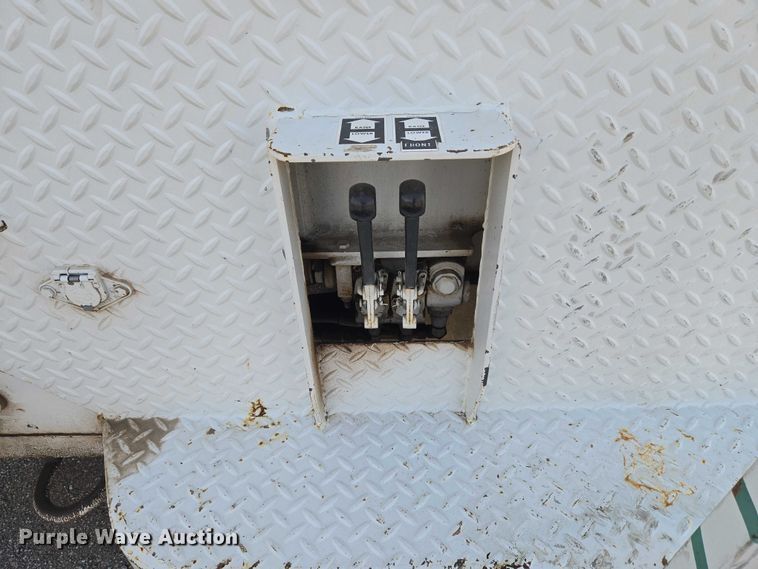 image for item ET5140 1994 Chevrolet C6500 bucket truck