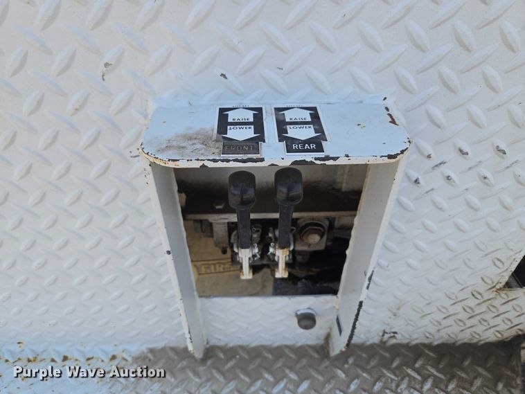 image for item ET5140 1994 Chevrolet C6500 bucket truck