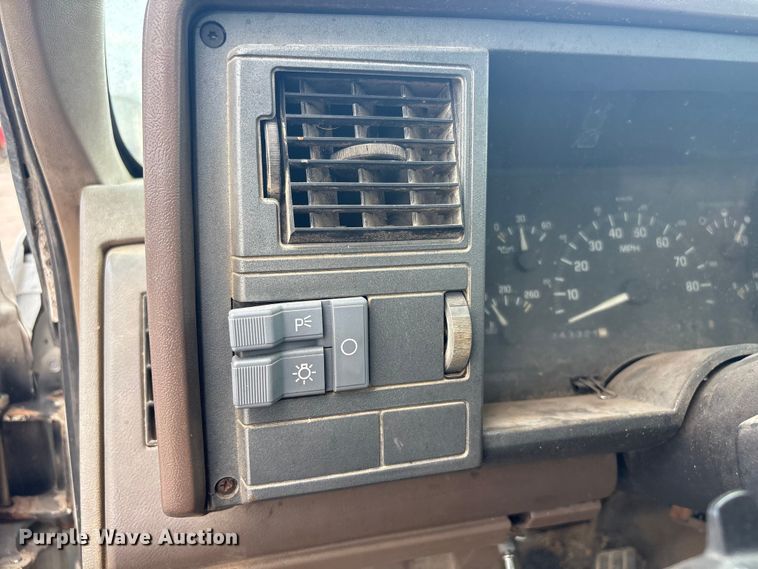 image for item ET5141 1993 Chevrolet Cheyenne pickup truck