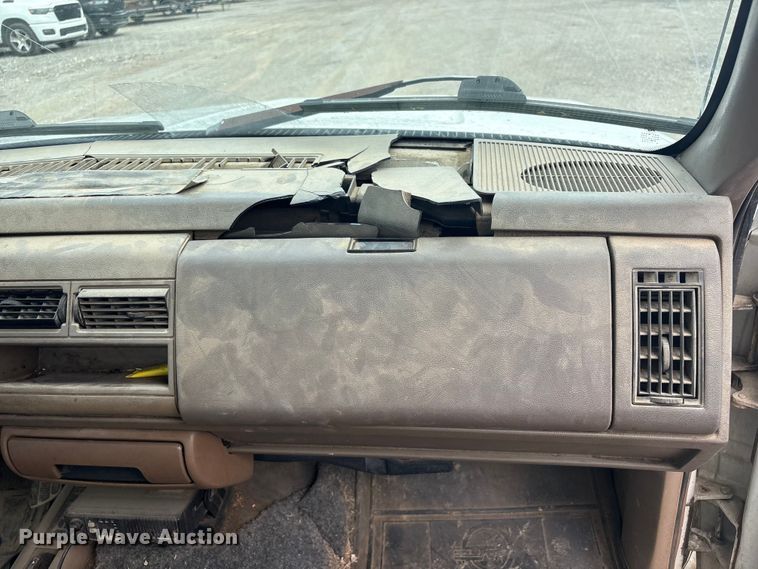 image for item ET5141 1993 Chevrolet Cheyenne pickup truck