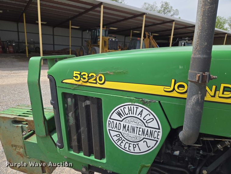 image for item ET5175 2002 John Deere 5320 tractor