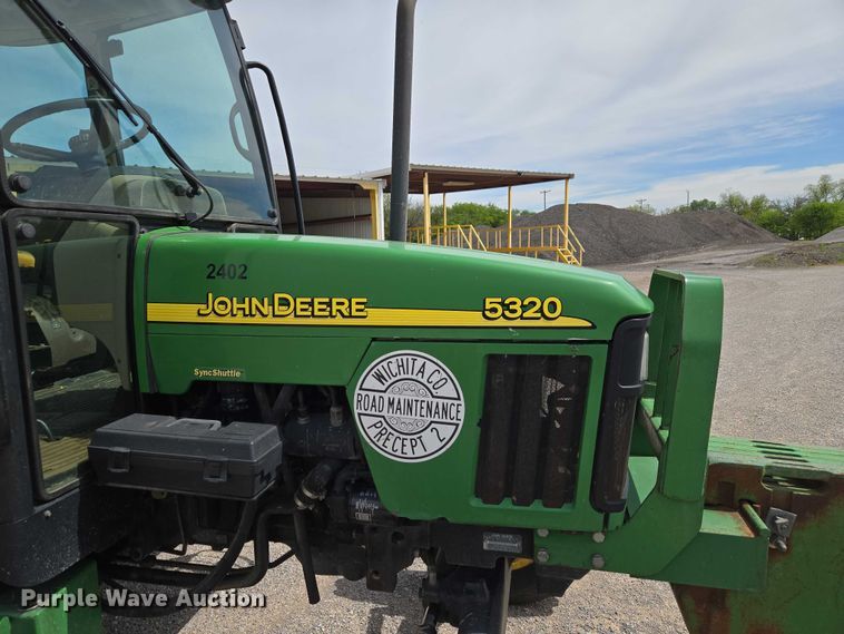 image for item ET5175 2002 John Deere 5320 tractor