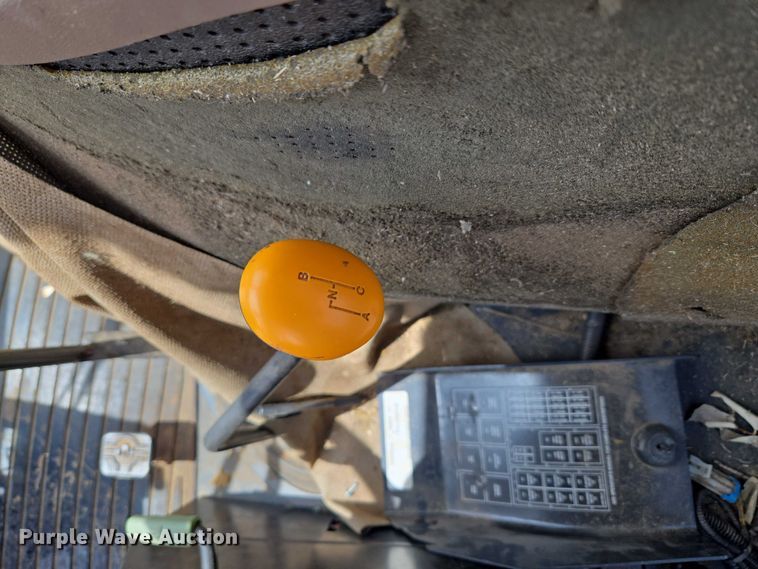 image for item ET5175 2002 John Deere 5320 tractor