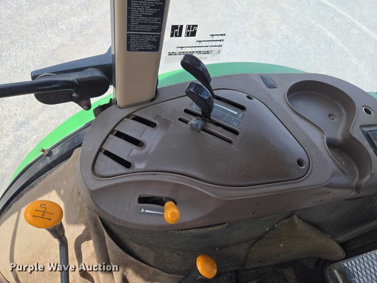 image for item ET5175 2002 John Deere 5320 tractor