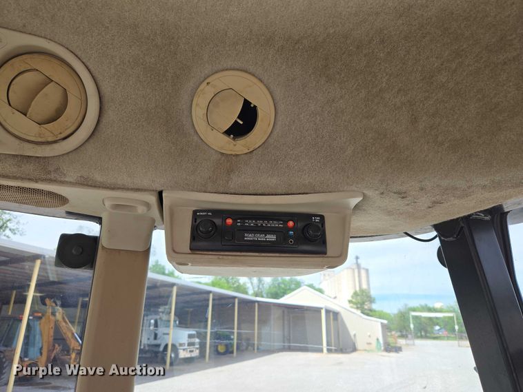 image for item ET5175 2002 John Deere 5320 tractor