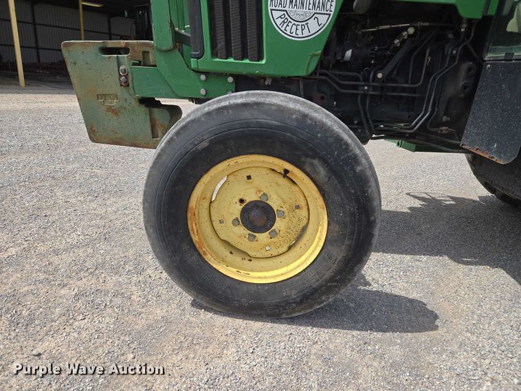 image for item ET5175 2002 John Deere 5320 tractor