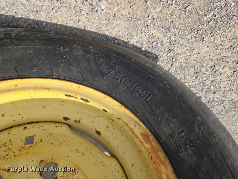 image for item ET5175 2002 John Deere 5320 tractor