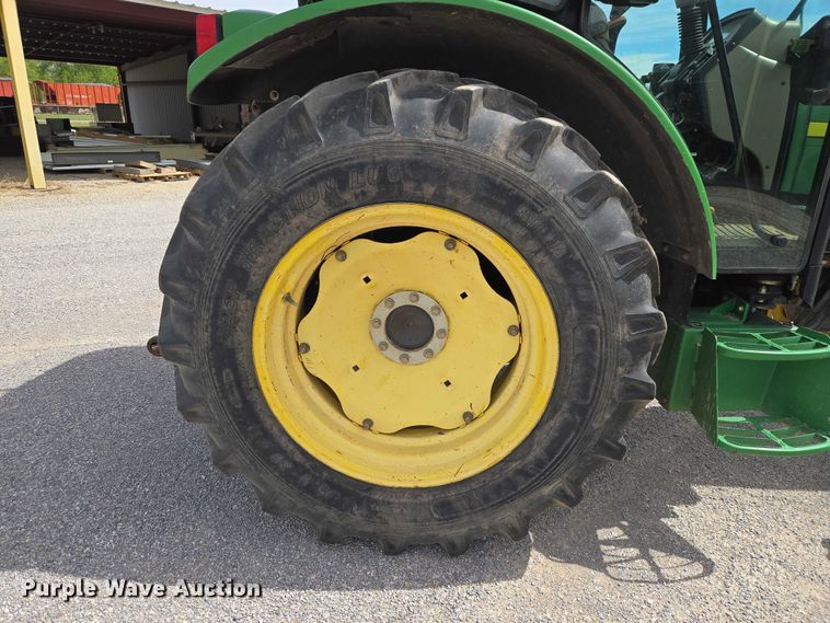 image for item ET5175 2002 John Deere 5320 tractor