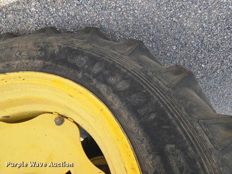 image for item ET5175 2002 John Deere 5320 tractor