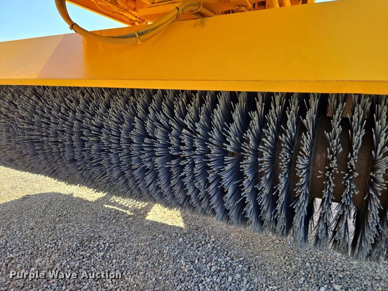 image for item ET5178 2002 Rosco RB-48 broom