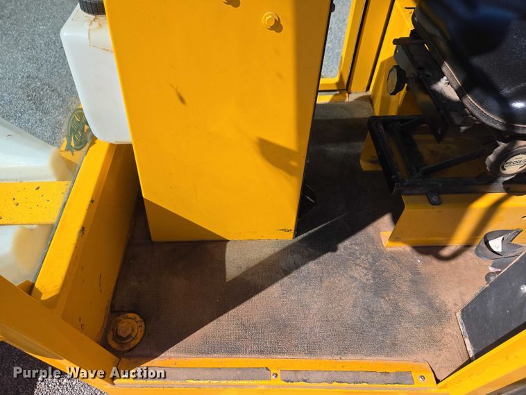 image for item ET5178 2002 Rosco RB-48 broom