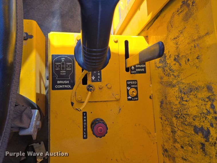 image for item ET5178 2002 Rosco RB-48 broom