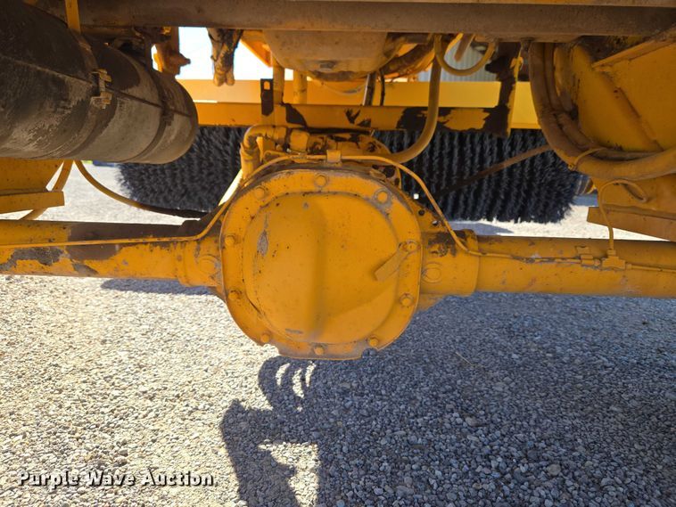 image for item ET5178 2002 Rosco RB-48 broom