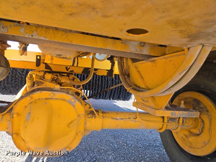 image for item ET5178 2002 Rosco RB-48 broom