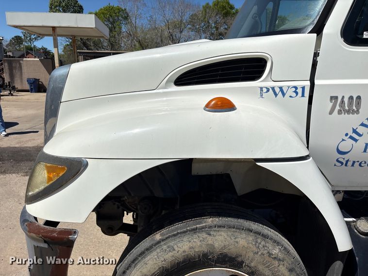 image for item EU7440 2003 International 7400 