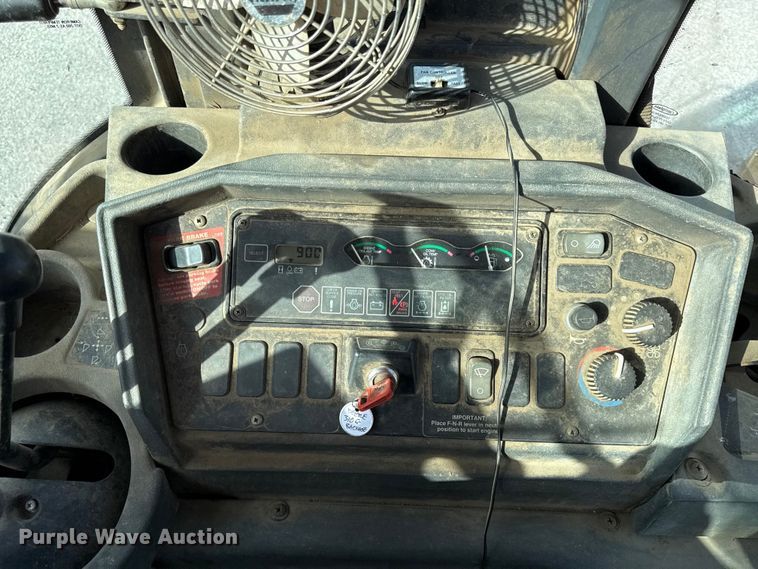 image for item EV7684 2004 John Deere 310G backhoe