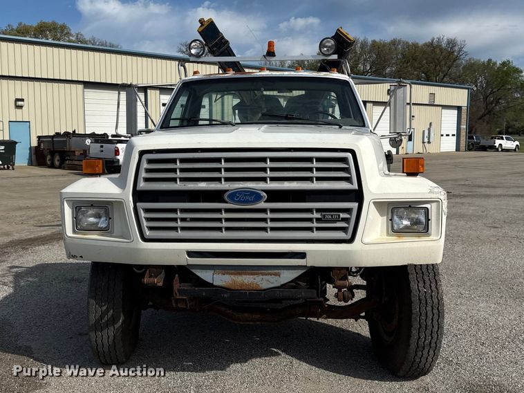 image for item EV7688 1992 Ford F700 truck cab and chassis with tree spade