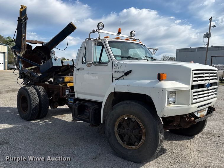 image for item EV7688 1992 Ford F700 truck cab and chassis with tree spade