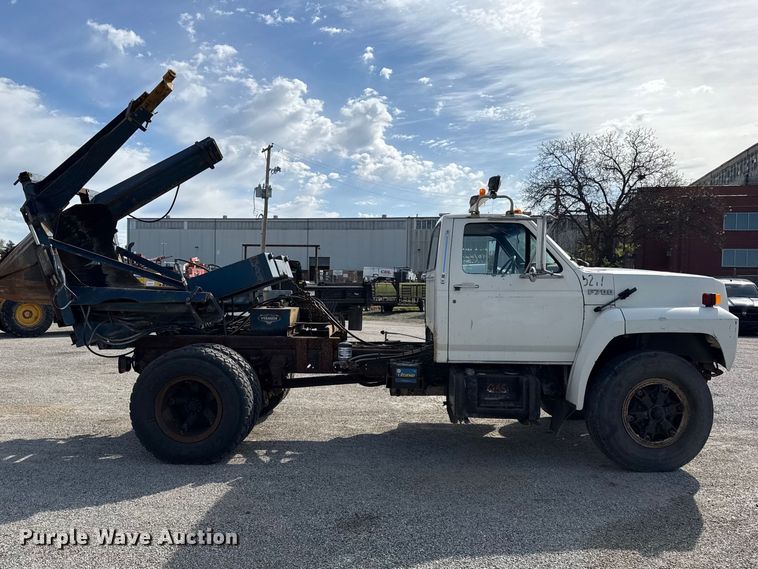 image for item EV7688 1992 Ford F700 truck cab and chassis with tree spade