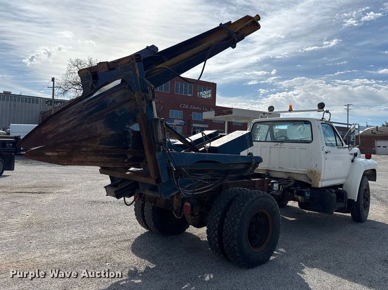 image for item EV7688 1992 Ford F700 truck cab and chassis with tree spade