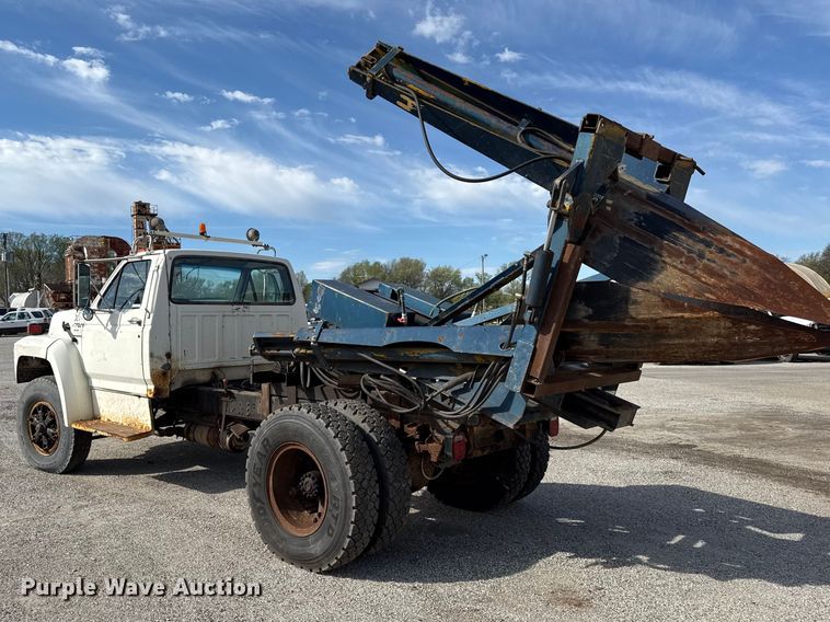 image for item EV7688 1992 Ford F700 truck cab and chassis with tree spade