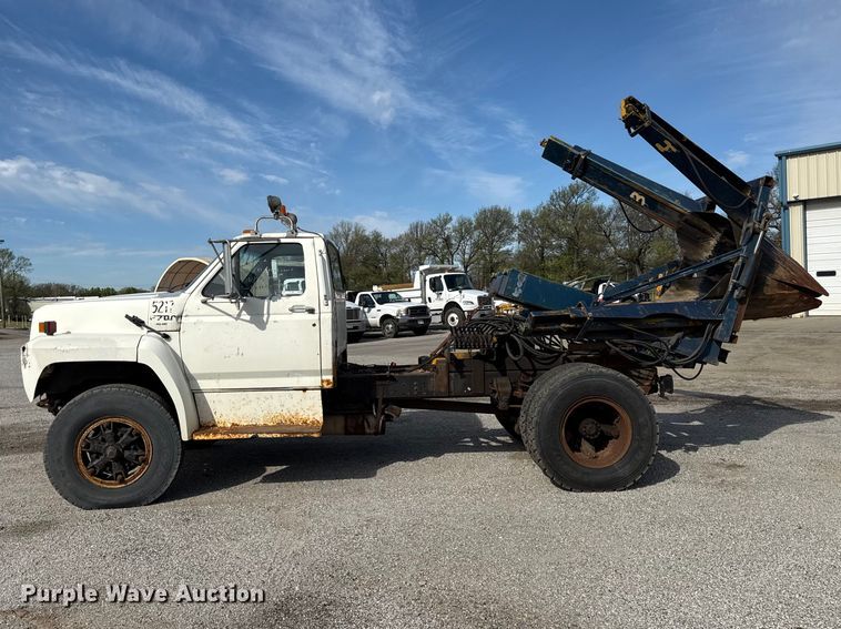 image for item EV7688 1992 Ford F700 truck cab and chassis with tree spade