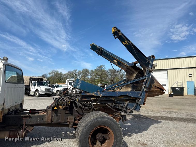 image for item EV7688 1992 Ford F700 truck cab and chassis with tree spade