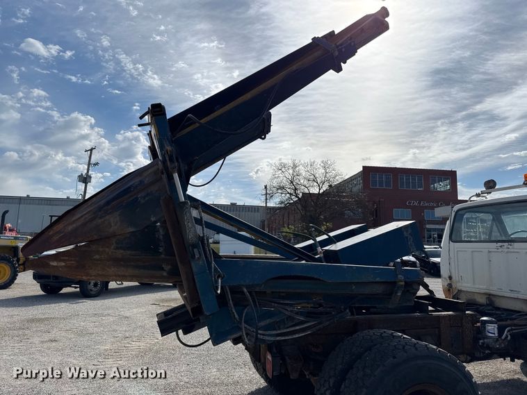 image for item EV7688 1992 Ford F700 truck cab and chassis with tree spade