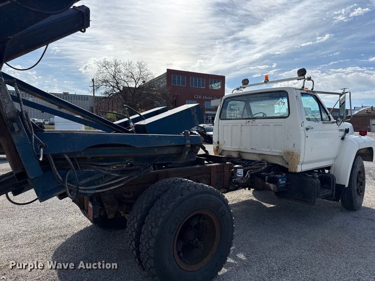 image for item EV7688 1992 Ford F700 truck cab and chassis with tree spade