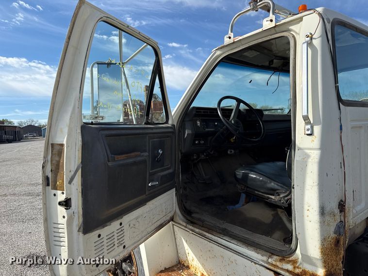 image for item EV7688 1992 Ford F700 truck cab and chassis with tree spade