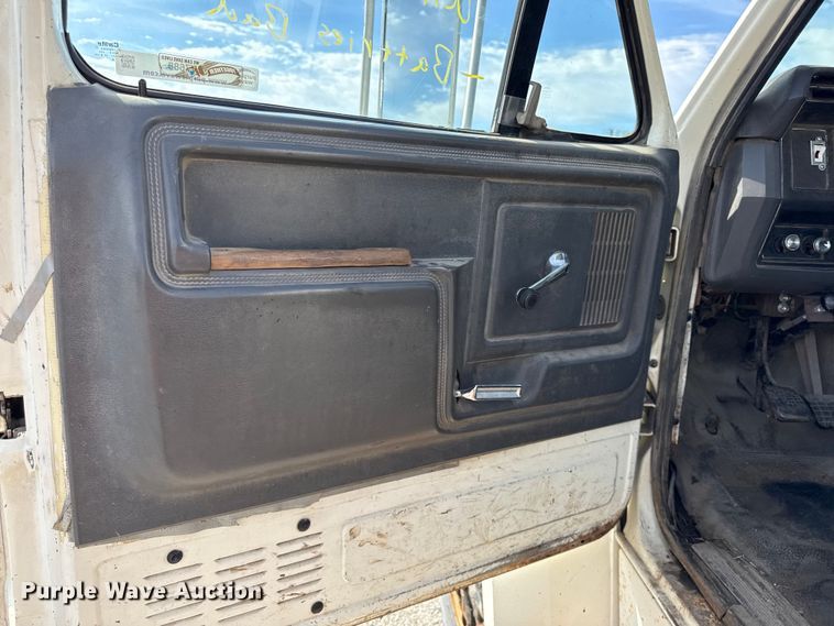 image for item EV7688 1992 Ford F700 truck cab and chassis with tree spade