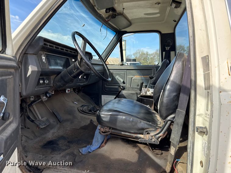 image for item EV7688 1992 Ford F700 truck cab and chassis with tree spade