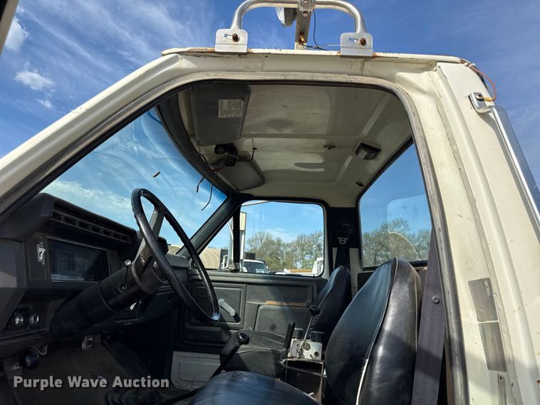 image for item EV7688 1992 Ford F700 truck cab and chassis with tree spade