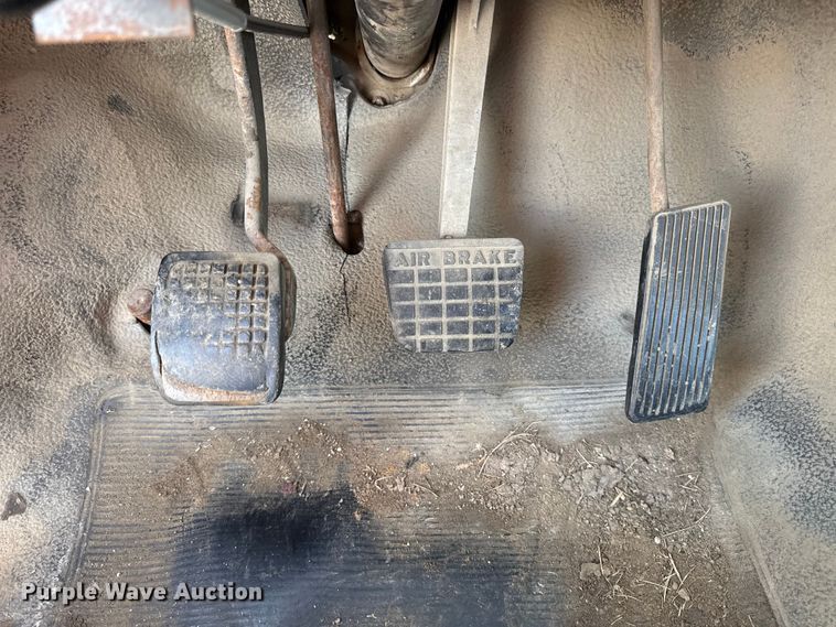 image for item EV7688 1992 Ford F700 truck cab and chassis with tree spade