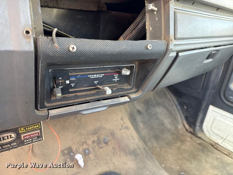 image for item EV7688 1992 Ford F700 truck cab and chassis with tree spade