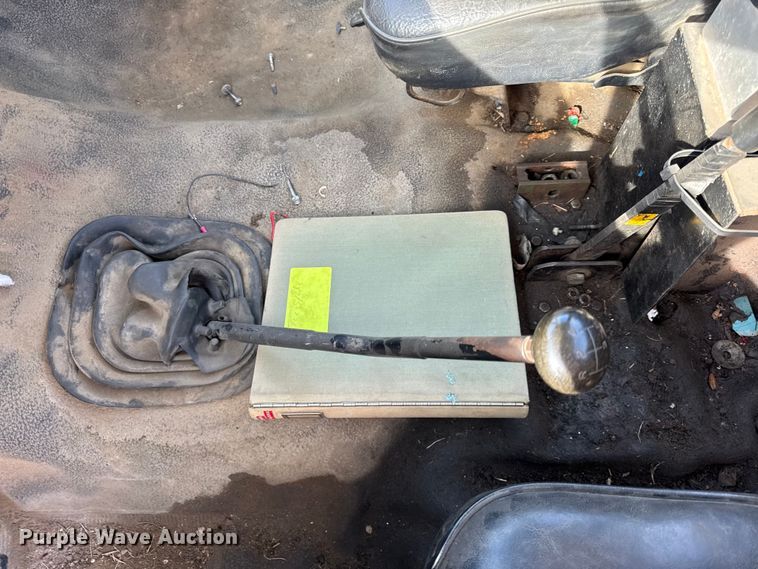 image for item EV7688 1992 Ford F700 truck cab and chassis with tree spade