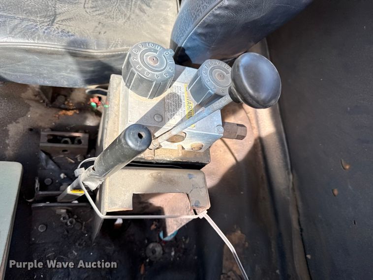 image for item EV7688 1992 Ford F700 truck cab and chassis with tree spade