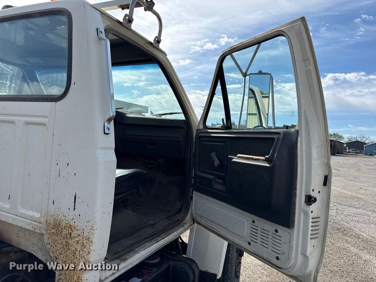 image for item EV7688 1992 Ford F700 truck cab and chassis with tree spade