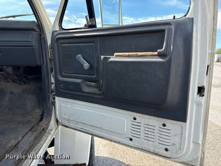 image for item EV7688 1992 Ford F700 truck cab and chassis with tree spade