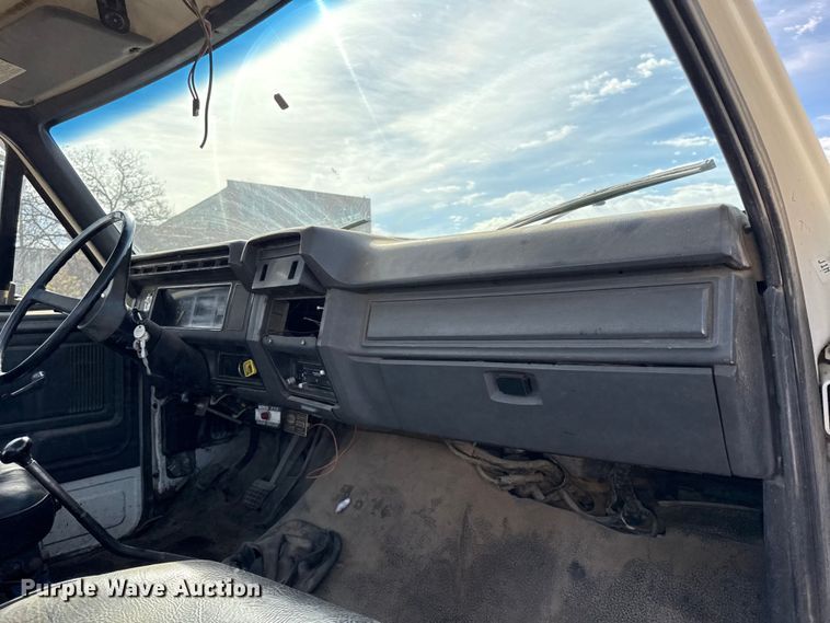 image for item EV7688 1992 Ford F700 truck cab and chassis with tree spade