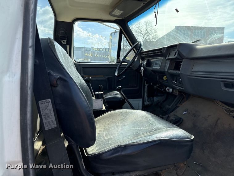 image for item EV7688 1992 Ford F700 truck cab and chassis with tree spade