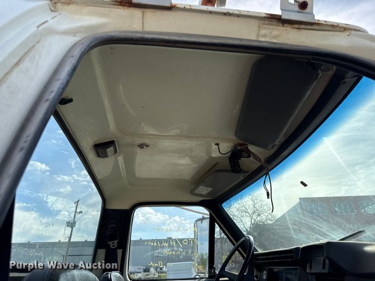 image for item EV7688 1992 Ford F700 truck cab and chassis with tree spade